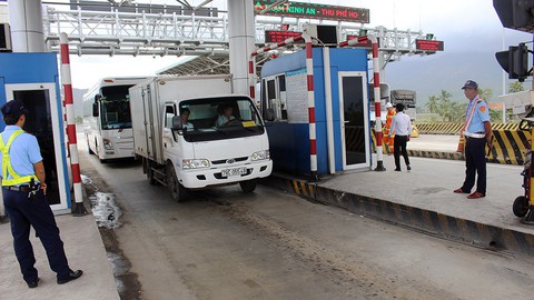 Tài xế trả tiền không đủ để phản đối trạm BOT Ninh An - Ảnh 1. Tài xế trả tiền không đủ để phản đối trạm BOT Ninh An - Ảnh 1.