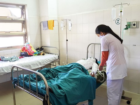 Nam sinh leo trụ điện trung thế chứng tỏ tình yêu bị điện giật rớt đất - Ảnh 1. Nam sinh leo trụ điện trung thế chứng tỏ tình yêu bị điện giật rớt đất - Ảnh 1.