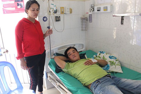 Người hùng cứu trăm dân trong bão bị bệnh hiểm nghèo - Ảnh 1. Người hùng cứu trăm dân trong bão bị bệnh hiểm nghèo - Ảnh 1.