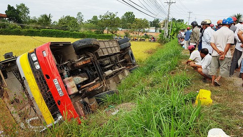 Xe buýt chở 30 khách lật trên Quốc lộ 62, 1 người chết - Ảnh 1. Xe buýt chở 30 khách lật trên Quốc lộ 62, 1 người chết - Ảnh 1.