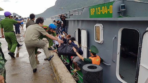 Đến từng tàu buộc ngư dân Côn Đảo lên bờ tránh bão Tembin - Ảnh 1. Đến từng tàu buộc ngư dân Côn Đảo lên bờ tránh bão Tembin - Ảnh 1.