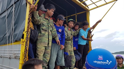 Đến từng tàu buộc ngư dân Côn Đảo lên bờ tránh bão Tembin - Ảnh 2. Đến từng tàu buộc ngư dân Côn Đảo lên bờ tránh bão Tembin - Ảnh 2.