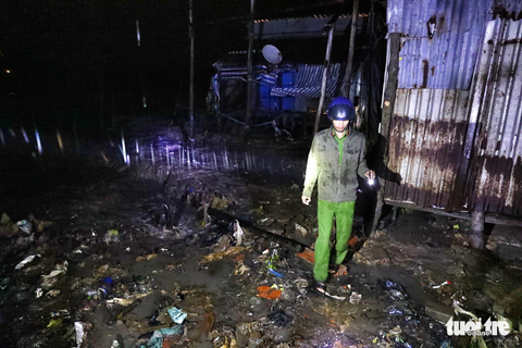 Trắng đêm ứng phó bão - Ảnh 8. Trắng đêm ứng phó bão - Ảnh 8.