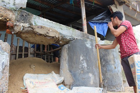 Triều cường đánh sập 10 nhà chồ ở Nha Trang - Ảnh 4. Triều cường đánh sập 10 nhà chồ ở Nha Trang - Ảnh 4.