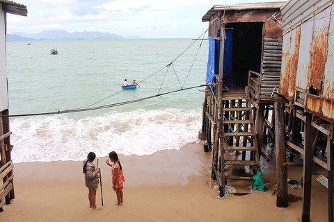 Triều cường đánh sập 10 nhà chồ ở Nha Trang - Ảnh 3. Triều cường đánh sập 10 nhà chồ ở Nha Trang - Ảnh 3.