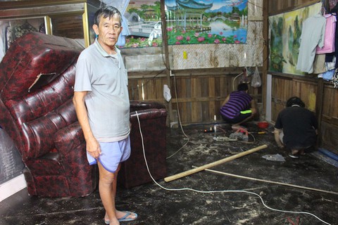 Triều cường đánh sập 10 nhà chồ ở Nha Trang - Ảnh 5. Triều cường đánh sập 10 nhà chồ ở Nha Trang - Ảnh 5.