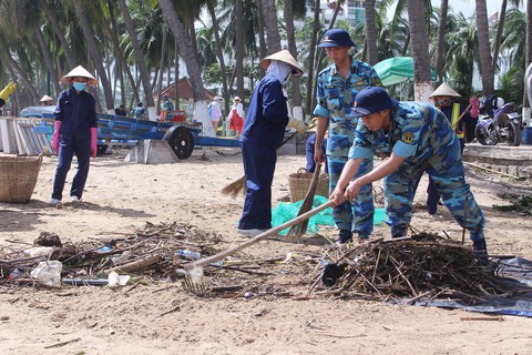 Những người lính trẻ trong vùng bão số 12 - Ảnh 5. Những người lính trẻ trong vùng bão số 12 - Ảnh 5.