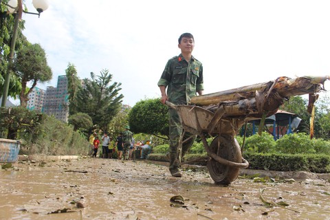 Những người lính trẻ trong vùng bão số 12 - Ảnh 4. Những người lính trẻ trong vùng bão số 12 - Ảnh 4.