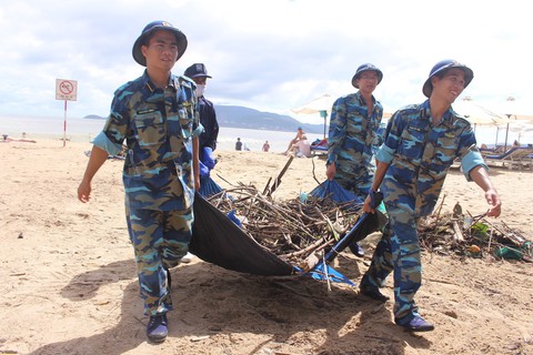 Những người lính trẻ trong vùng bão số 12 - Ảnh 7. Những người lính trẻ trong vùng bão số 12 - Ảnh 7.