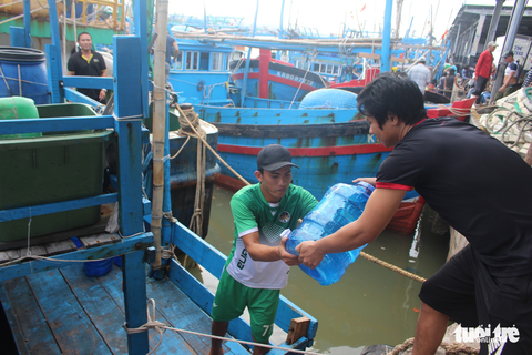 Gác nỗi buồn, ngư dân Khánh Hòa hối hả ra khơi - Ảnh 3. Gác nỗi buồn, ngư dân Khánh Hòa hối hả ra khơi - Ảnh 3.