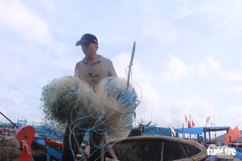 Gác nỗi buồn, ngư dân Khánh Hòa hối hả ra khơi - Ảnh 4. Gác nỗi buồn, ngư dân Khánh Hòa hối hả ra khơi - Ảnh 4.