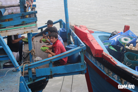 Gác nỗi buồn, ngư dân Khánh Hòa hối hả ra khơi - Ảnh 6. Gác nỗi buồn, ngư dân Khánh Hòa hối hả ra khơi - Ảnh 6.