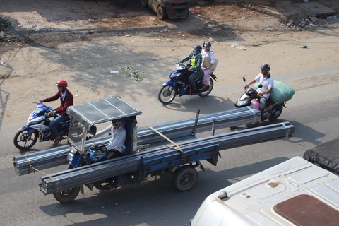 “Hung thần” xe ba gác lại xuất hiện trên phố - Ảnh 2. “Hung thần” xe ba gác lại xuất hiện trên phố - Ảnh 2.