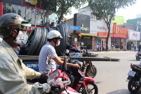 “Hung thần” xe ba gác lại xuất hiện trên phố - Ảnh 3. “Hung thần” xe ba gác lại xuất hiện trên phố - Ảnh 3.