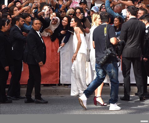 Bộ ảnh Angelina Jolie với thân hình cũng siêu ốm ở Toronto - Ảnh 5. Bộ ảnh Angelina Jolie với thân hình cũng siêu ốm ở Toronto - Ảnh 5.