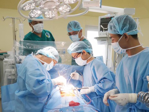 Cứu sống một bệnh nhân bị thủng tim, phổi - Ảnh 1. Cứu sống một bệnh nhân bị thủng tim, phổi - Ảnh 1.