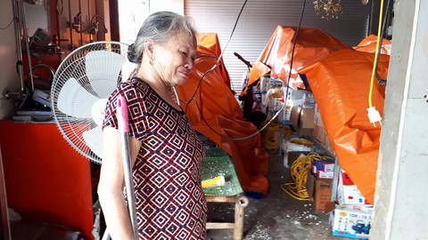 Người miền Trung hối hả sửa nhà, dọn đồ đạc tan hoang do bão - Ảnh 8. Người miền Trung hối hả sửa nhà, dọn đồ đạc tan hoang do bão - Ảnh 8.