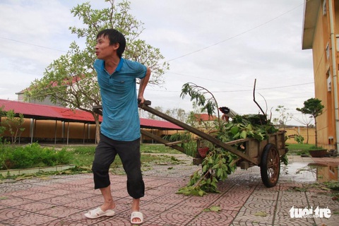 Người miền Trung hối hả sửa nhà, dọn đồ đạc tan hoang do bão - Ảnh 5. Người miền Trung hối hả sửa nhà, dọn đồ đạc tan hoang do bão - Ảnh 5.
