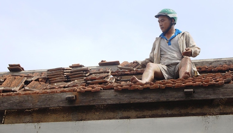 Huế hỗ trợ 1 tỉ đồng cho 200 hộ bị tốc mái - Ảnh 2. Huế hỗ trợ 1 tỉ đồng cho 200 hộ bị tốc mái - Ảnh 2.