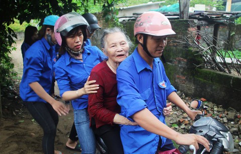 Được đưa vào trường học trú bão, tôi thấy yên tâm hơn... - Ảnh 1. Được đưa vào trường học trú bão, tôi thấy yên tâm hơn... - Ảnh 1.