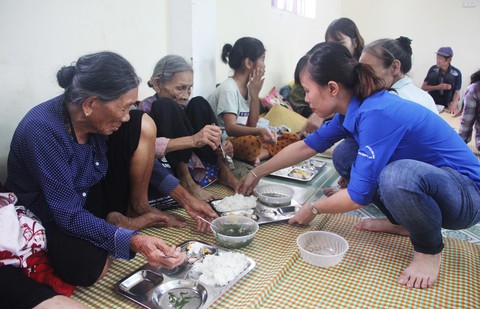 Được đưa vào trường học trú bão, tôi thấy yên tâm hơn... - Ảnh 13. Được đưa vào trường học trú bão, tôi thấy yên tâm hơn... - Ảnh 13.