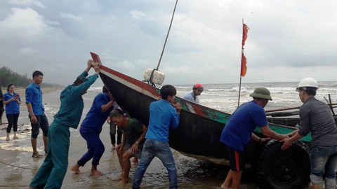 Được đưa vào trường học trú bão, tôi thấy yên tâm hơn... - Ảnh 16. Được đưa vào trường học trú bão, tôi thấy yên tâm hơn... - Ảnh 16.