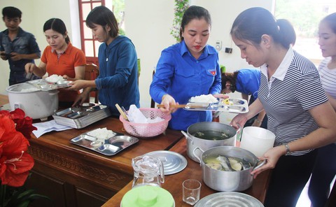 Được đưa vào trường học trú bão, tôi thấy yên tâm hơn... - Ảnh 12. Được đưa vào trường học trú bão, tôi thấy yên tâm hơn... - Ảnh 12.