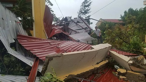 3 người chết, 8 người bị thương trong bão số 10 - Ảnh 1. 3 người chết, 8 người bị thương trong bão số 10 - Ảnh 1.