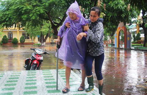 Được đưa vào trường học trú bão, tôi thấy yên tâm hơn... - Ảnh 7. Được đưa vào trường học trú bão, tôi thấy yên tâm hơn... - Ảnh 7.