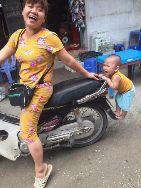 Dân mạng cười sảng khoái với em bé bám đuôi xe mẹ đòi đi chợ - Ảnh 1. Dân mạng cười sảng khoái với em bé bám đuôi xe mẹ đòi đi chợ - Ảnh 1.