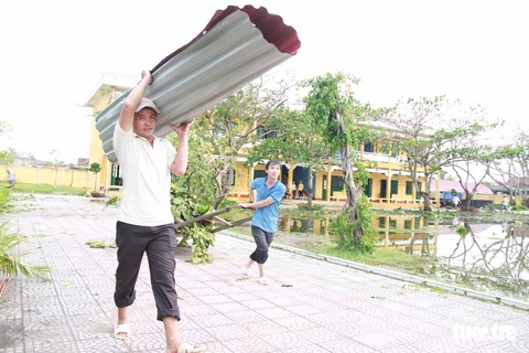 Người miền Trung hối hả sửa nhà, dọn đồ đạc tan hoang do bão - Ảnh 4. Người miền Trung hối hả sửa nhà, dọn đồ đạc tan hoang do bão - Ảnh 4.