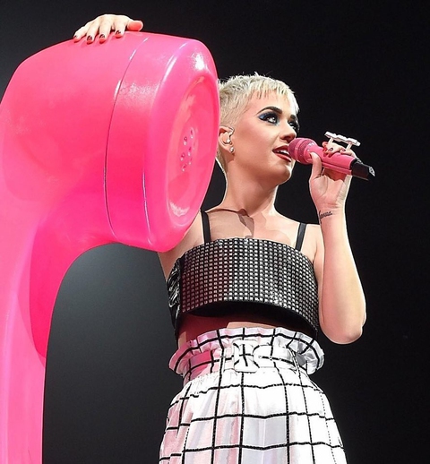 Katy Perry diện ba thiết kế của Công Trí trong tour diễn - Ảnh 4. Katy Perry diện ba thiết kế của Công Trí trong tour diễn - Ảnh 4.