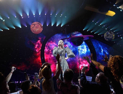 Katy Perry diện ba thiết kế của Công Trí trong tour diễn - Ảnh 5. Katy Perry diện ba thiết kế của Công Trí trong tour diễn - Ảnh 5.