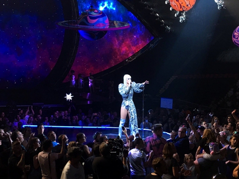 Katy Perry diện ba thiết kế của Công Trí trong tour diễn - Ảnh 6. Katy Perry diện ba thiết kế của Công Trí trong tour diễn - Ảnh 6.