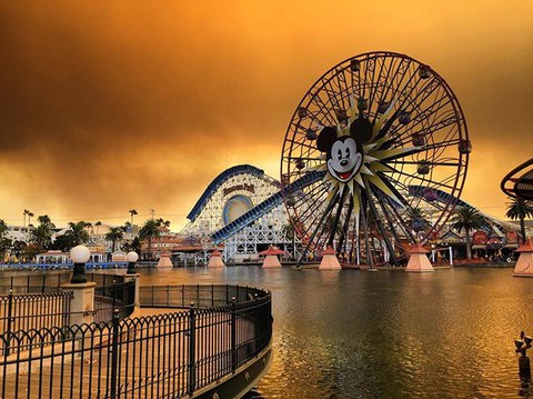 Cháy rừng khiến trời công viên Disneyland như trong phim ma - Ảnh 7. Cháy rừng khiến trời công viên Disneyland như trong phim ma - Ảnh 7.