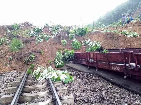 Lở đất vùi lấp 3 đường sắt, 7 toa tàu ở Yên Bái - Ảnh 1. Lở đất vùi lấp 3 đường sắt, 7 toa tàu ở Yên Bái - Ảnh 1.