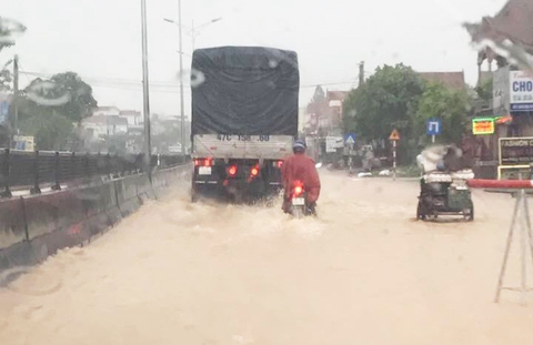 Mưa ngập đường ray, hai tàu khách chậm 3 giờ - Ảnh 2. Mưa ngập đường ray, hai tàu khách chậm 3 giờ - Ảnh 2.