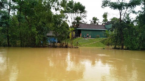 Hồ Kẻ Gỗ bắt đầu xả lũ, nhiều xã ở Hà Tĩnh vẫn bị cô lập - Ảnh 4. Hồ Kẻ Gỗ bắt đầu xả lũ, nhiều xã ở Hà Tĩnh vẫn bị cô lập - Ảnh 4.