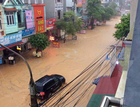 Mưa lũ miền Bắc: Sập cầu ở Yên Bái, 4 người bị cuốn trôi - Ảnh 8. Mưa lũ miền Bắc: Sập cầu ở Yên Bái, 4 người bị cuốn trôi - Ảnh 8.