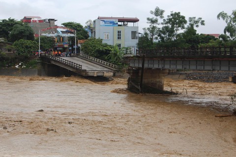 Mưa lũ miền Bắc: Sập cầu ở Yên Bái, 4 người bị cuốn trôi - Ảnh 1. Mưa lũ miền Bắc: Sập cầu ở Yên Bái, 4 người bị cuốn trôi - Ảnh 1.
