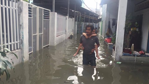 Nhà dân ngập 1m nước sau cơn mưa tối 12-10 - Ảnh 1. Nhà dân ngập 1m nước sau cơn mưa tối 12-10 - Ảnh 1.