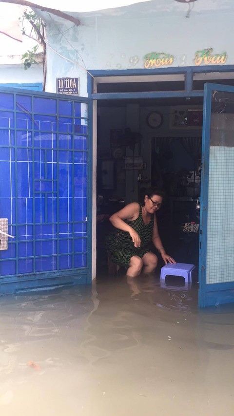 Nhà dân ngập 1m nước sau cơn mưa tối 12-10 - Ảnh 5. Nhà dân ngập 1m nước sau cơn mưa tối 12-10 - Ảnh 5.