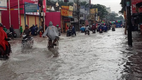 Mưa đêm, đến sáng nhiều tuyến đường còn ngập - Ảnh 1. Mưa đêm, đến sáng nhiều tuyến đường còn ngập - Ảnh 1.