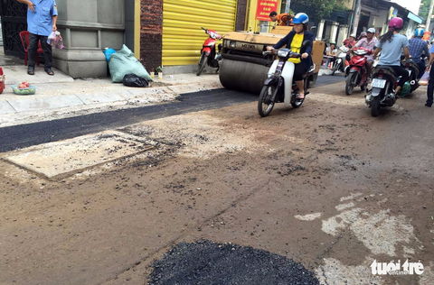 Mặt đường Sài Gòn vá chằng, vá đụp sau ngầm hóa lưới điện - Ảnh 13. Mặt đường Sài Gòn vá chằng, vá đụp sau ngầm hóa lưới điện - Ảnh 13.