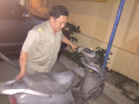 Đã bắt được đối tượng điên cuồng chặt kính xe hơi tại TP.HCM - Ảnh 4. Đã bắt được đối tượng điên cuồng chặt kính xe hơi tại TP.HCM - Ảnh 4.
