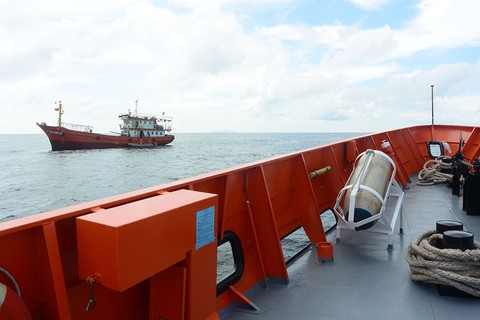 Ba ngư dân hôn mê sâu do ngạt khí gas hầm lạnh - Ảnh 1. Ba ngư dân hôn mê sâu do ngạt khí gas hầm lạnh - Ảnh 1.
