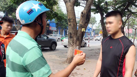 Quan điểm trái chiều việc cảnh sát cải trang bắt người vi phạm - Ảnh 1. Quan điểm trái chiều việc cảnh sát cải trang bắt người vi phạm - Ảnh 1.
