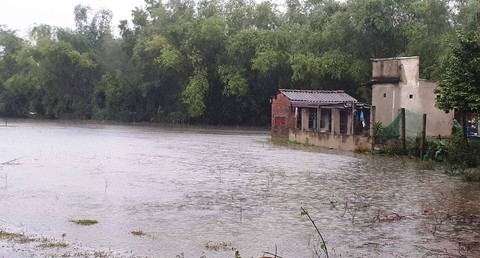 Miền Trung: Mưa lớn thượng nguồn, gió giật ngoài biển - Ảnh 3. Miền Trung: Mưa lớn thượng nguồn, gió giật ngoài biển - Ảnh 3.