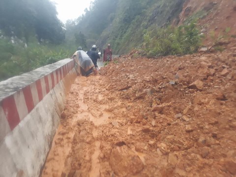 Ít nhất 63 người chết và mất tích do bão lũ - Ảnh 3. Ít nhất 63 người chết và mất tích do bão lũ - Ảnh 3.