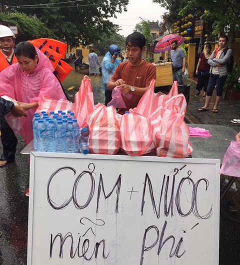 Ấm lòng người Hội An! - Ảnh 1. Ấm lòng người Hội An! - Ảnh 1.